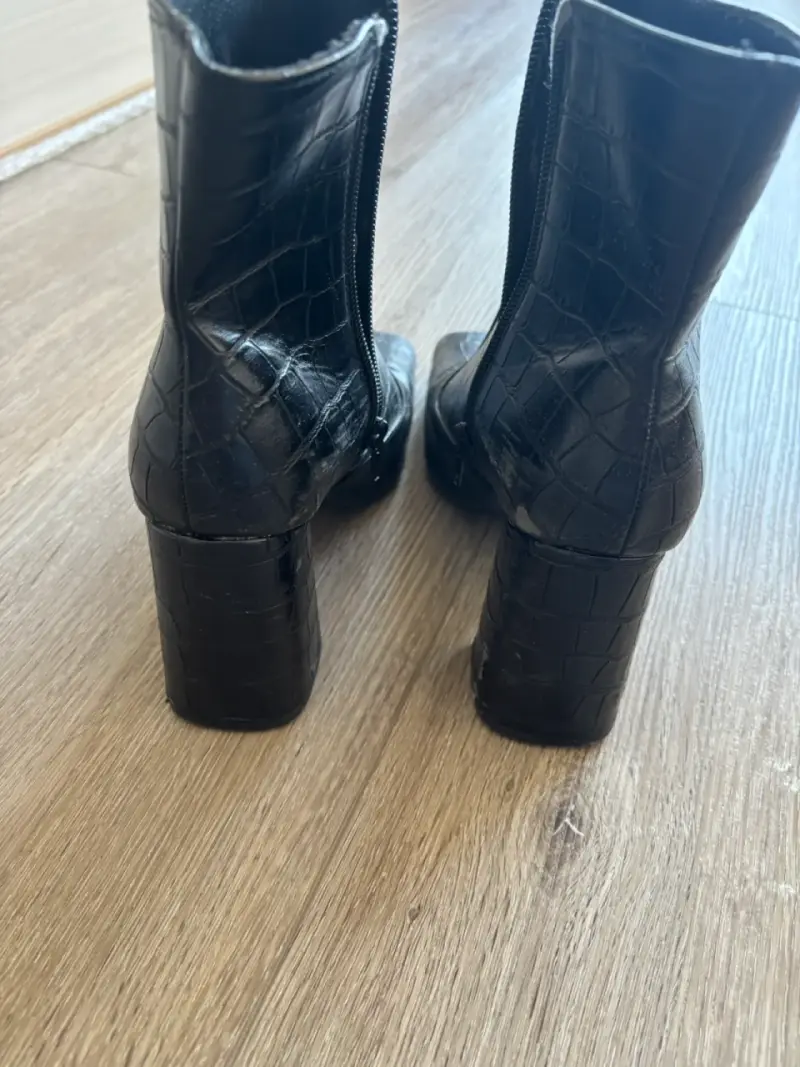 Botines negros de cuero con textura - 3