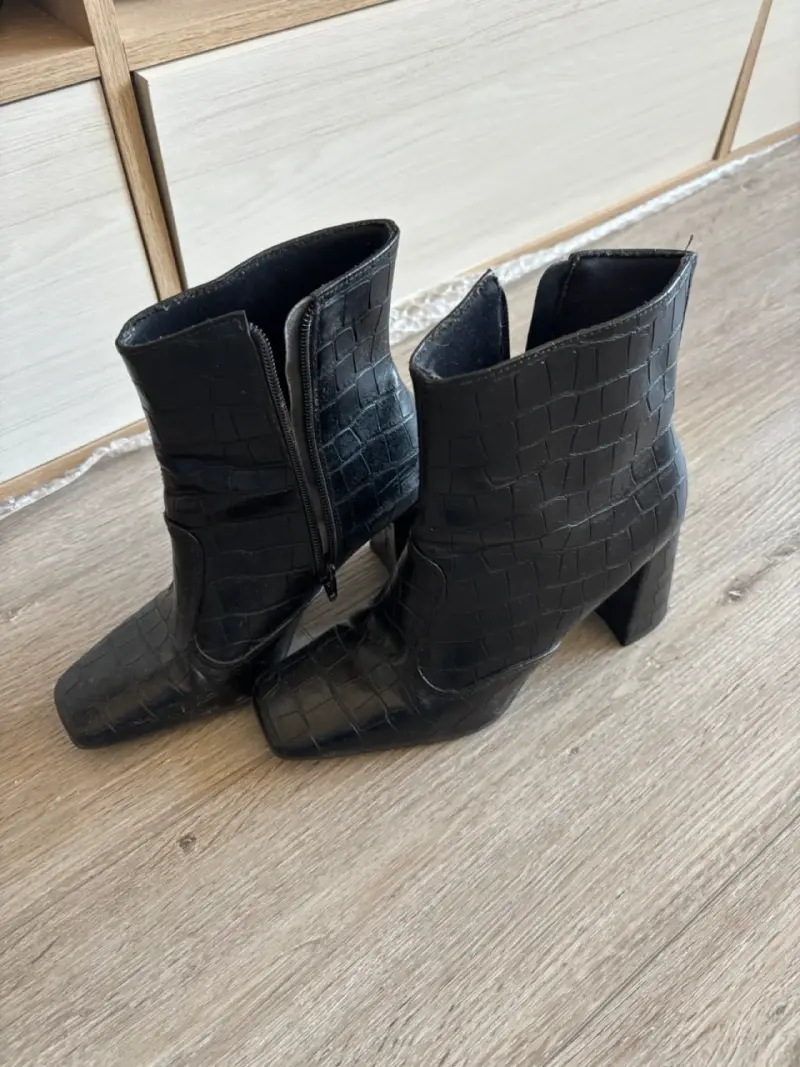 Botines negros de cuero con textura - 4
