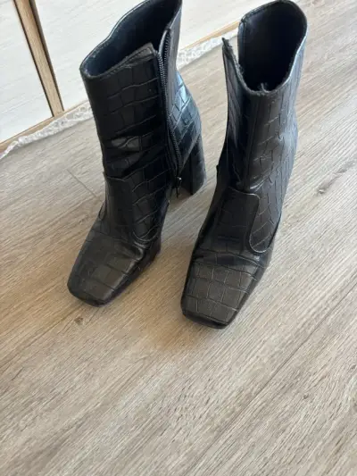 Botines negros de cuero con textura - miniatura 2