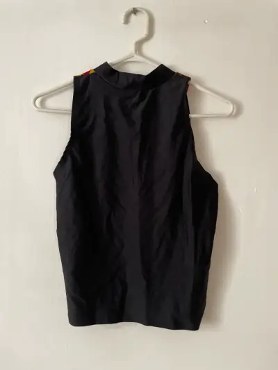 Polera sin mangas estampada colorida - miniatura 2