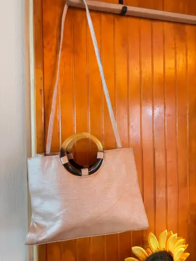 Cartera de mano beige con asas circulares - miniatura 2