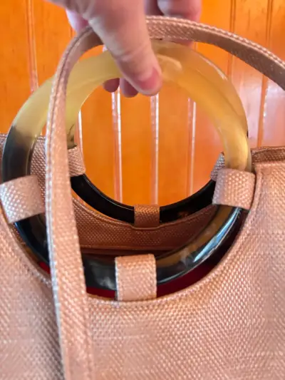 Cartera de mano beige con asas circulares - miniatura 3