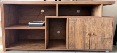 Mueble de TV de madera con estantes - miniatura 1