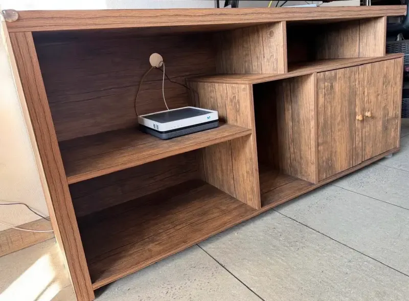 Mueble de TV de madera con estantes - 2