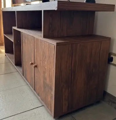 Mueble de TV de madera con estantes - miniatura 3