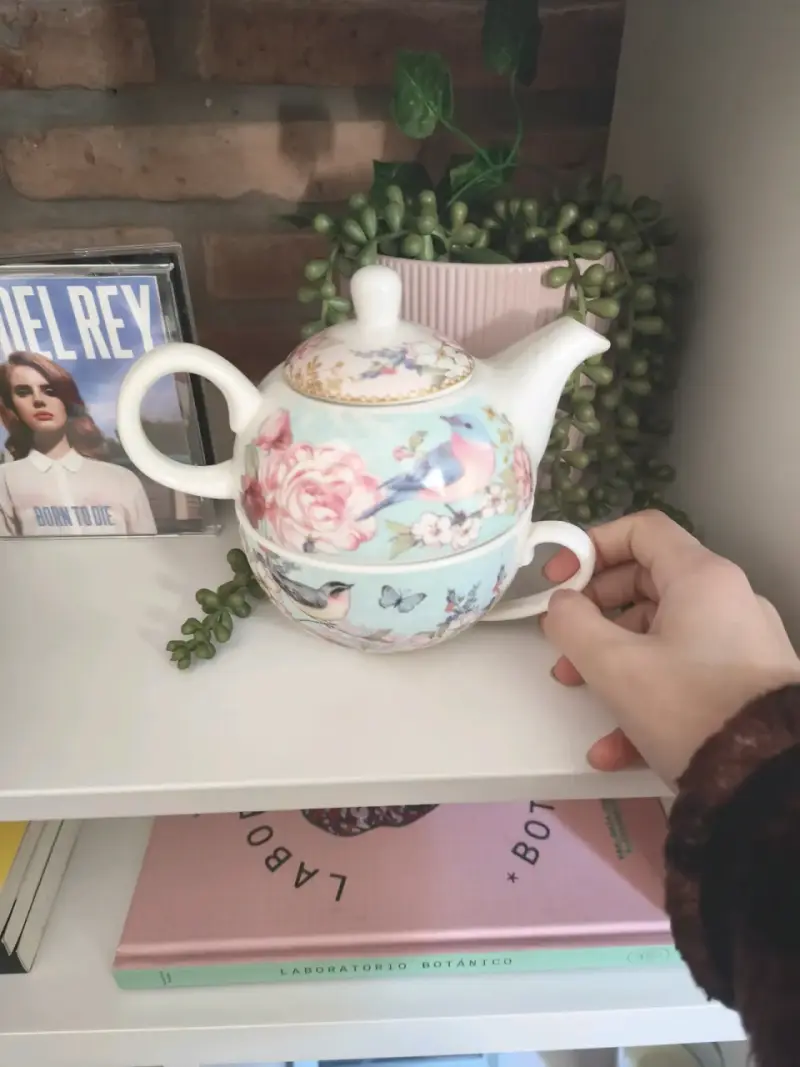 Tetera y taza floral de porcelana - 1