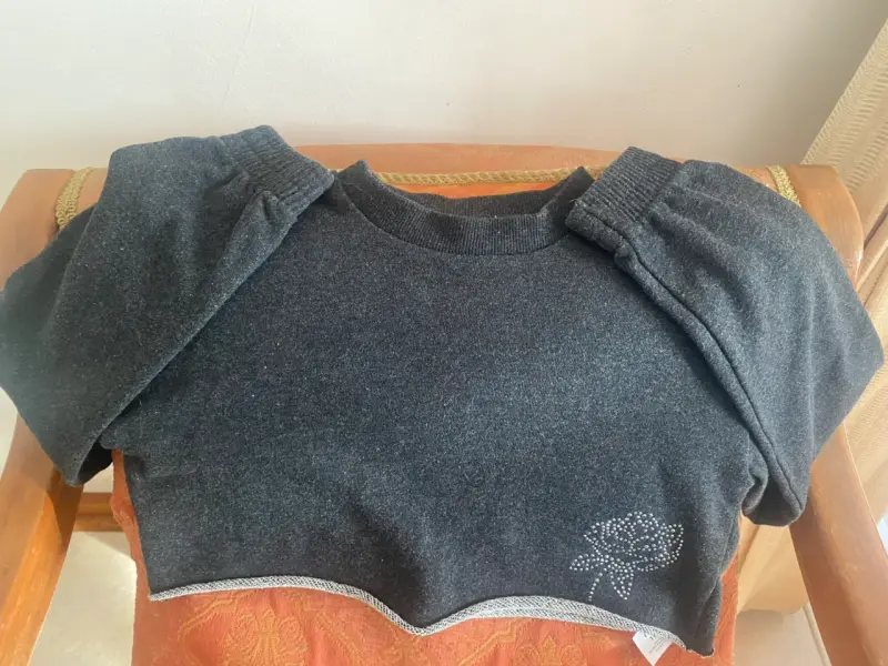 Polerón gris con diseño de flor brillante