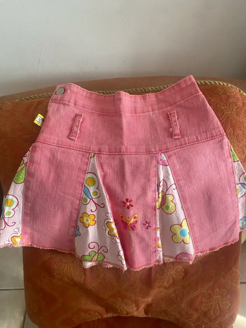Falda infantil rosa con diseño de mariposas