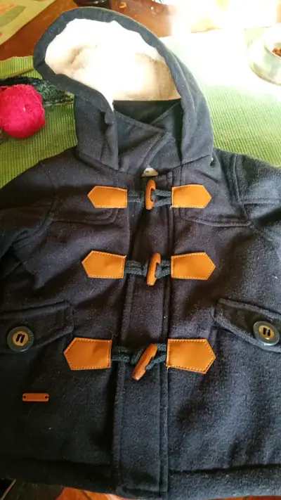 Abrigo infantil azul con capucha y detalles marrones - miniatura 1