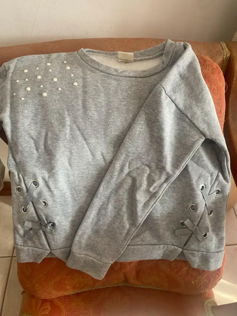 Polerón gris con detalles de perlas y cintas