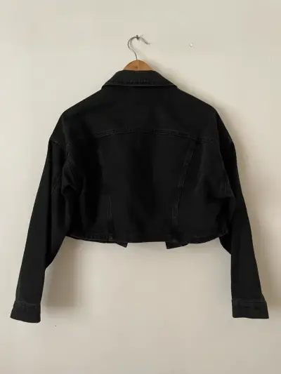 Chaqueta de mezclilla negra corta - miniatura 2