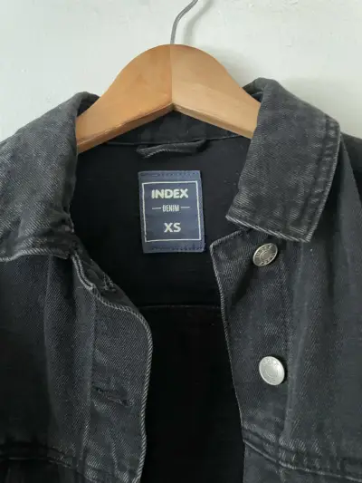 Chaqueta de mezclilla negra corta - miniatura 3