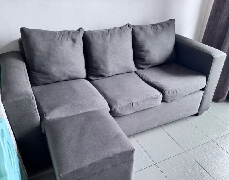 Sofá gris con 2 puff - 1