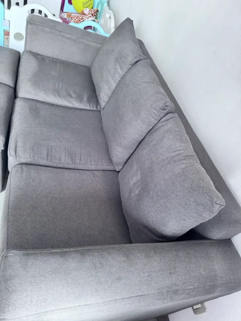 Sofá gris con 2 puff - 3