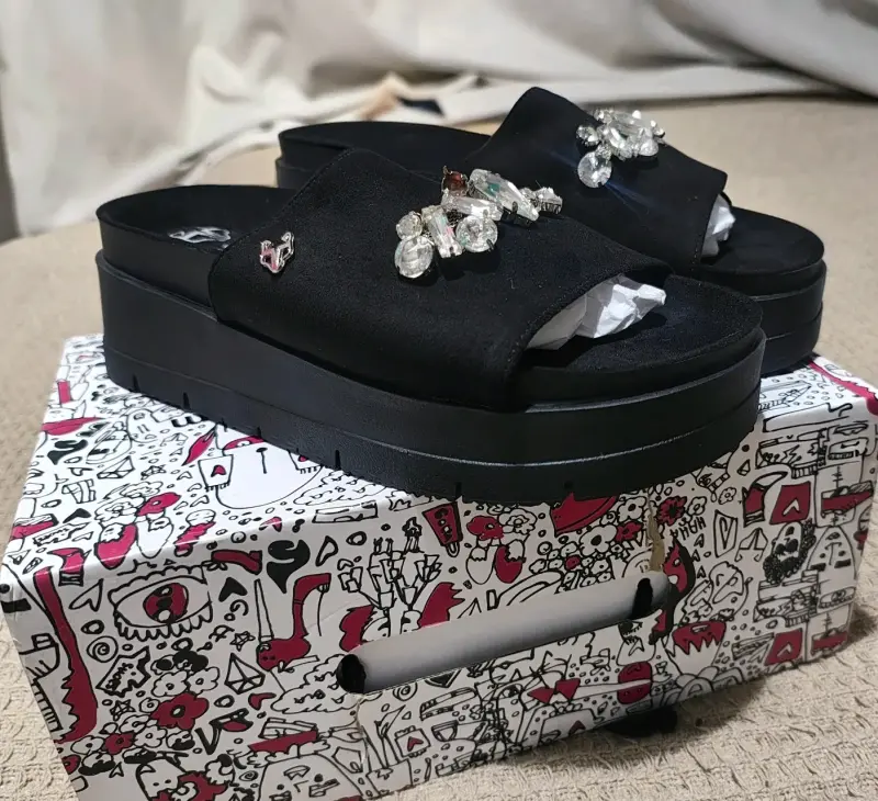 Sandalias negras con plataforma y pedrería