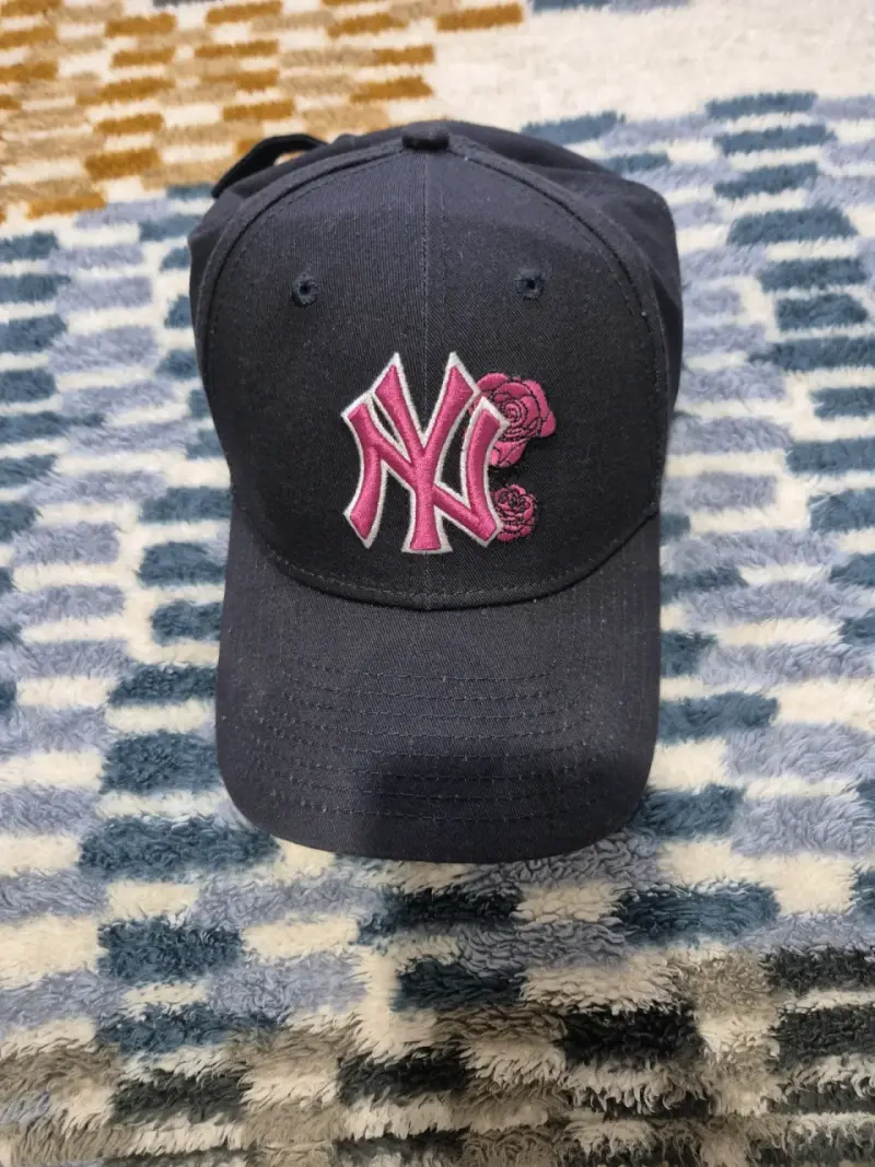 Gorra negra con logo bordado rosa