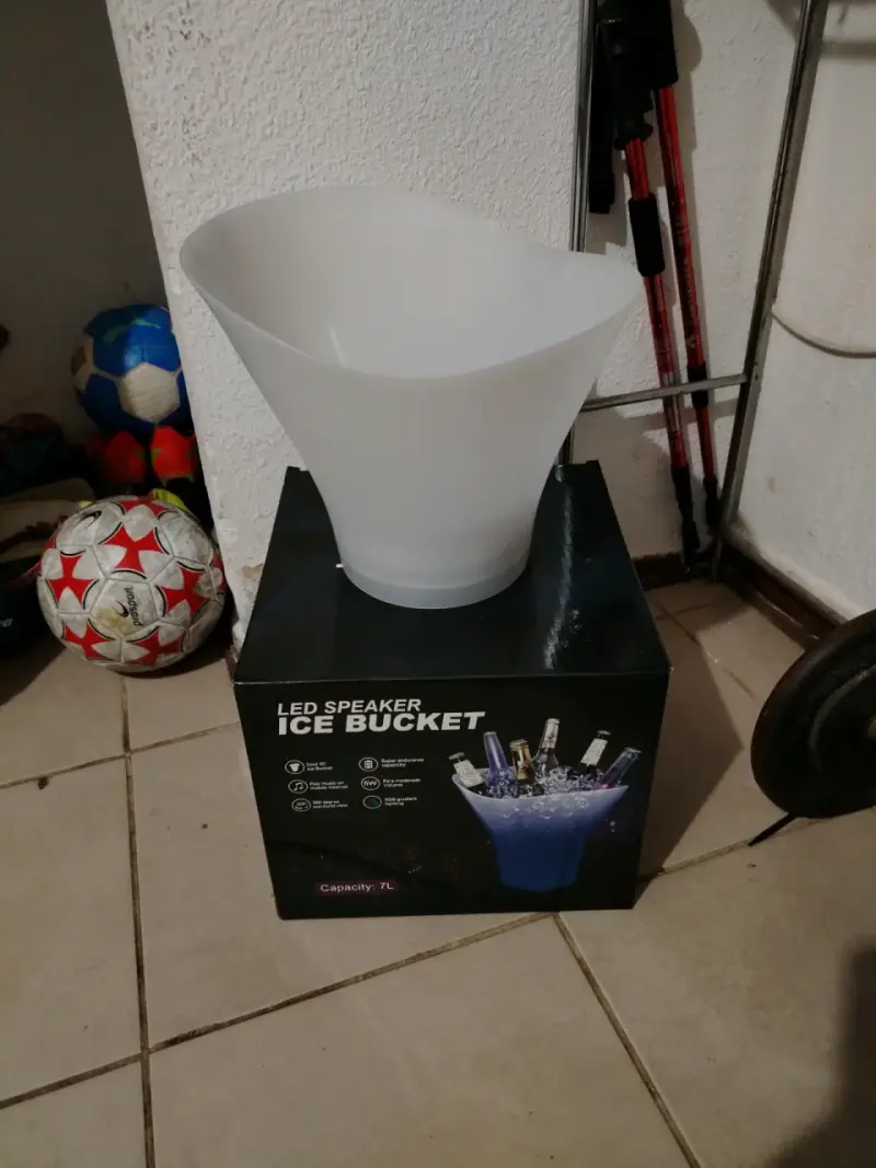 Cubeta de hielo con altavoz LED 7L - 1