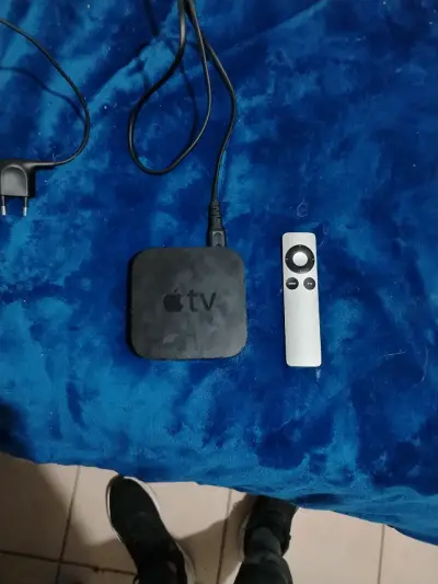 Apple TV con control remoto - miniatura 1