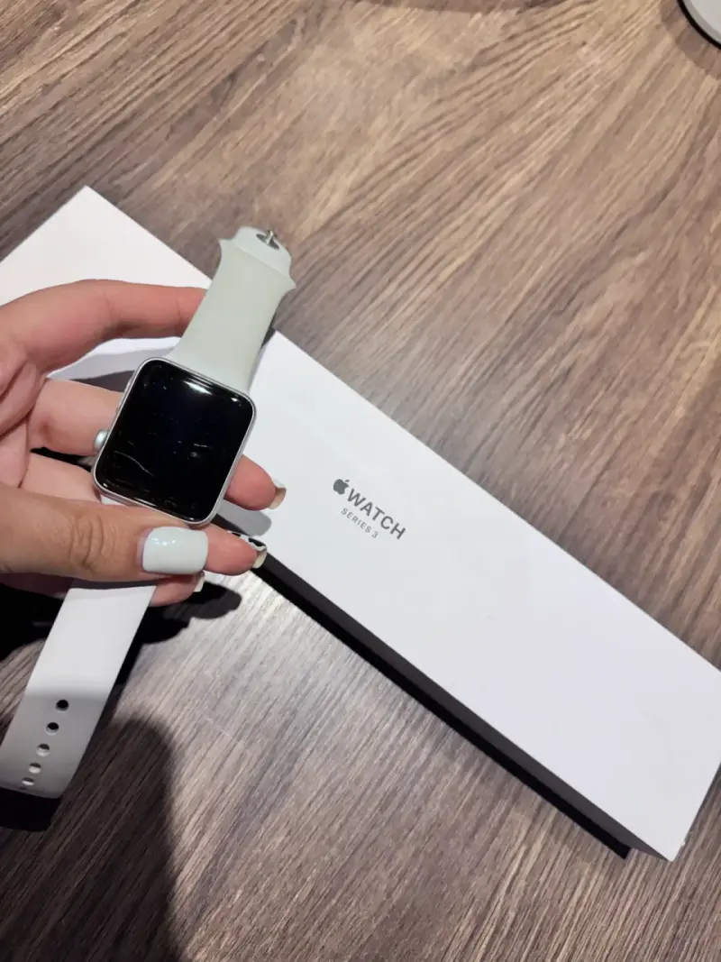 Apple Watch Series 3 con correa blanca - 1
