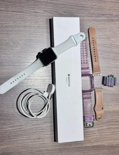 Apple Watch Series 3 con correa blanca - miniatura 2