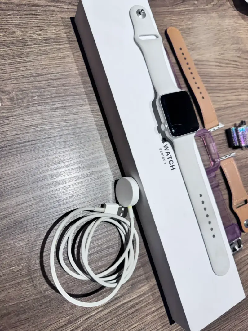 Apple Watch Series 3 con correa blanca - 3