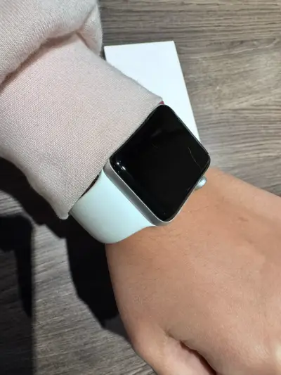 Apple Watch Series 3 con correa blanca - miniatura 4