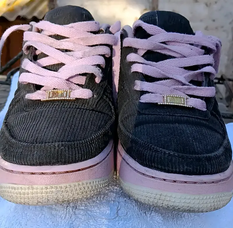 Zapatillas deportivas negras con detalles rosados - 1