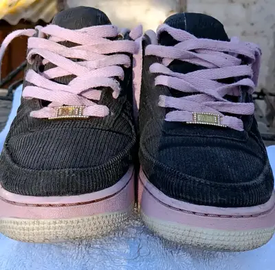 Zapatillas deportivas negras con detalles rosados - miniatura 1