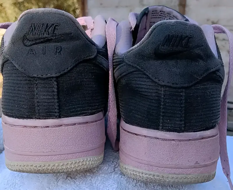 Zapatillas deportivas negras con detalles rosados - 2