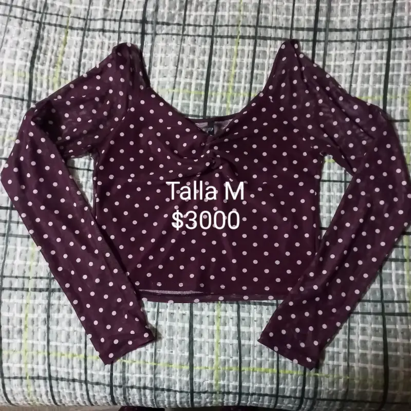 Polera manga larga con puntos talla M