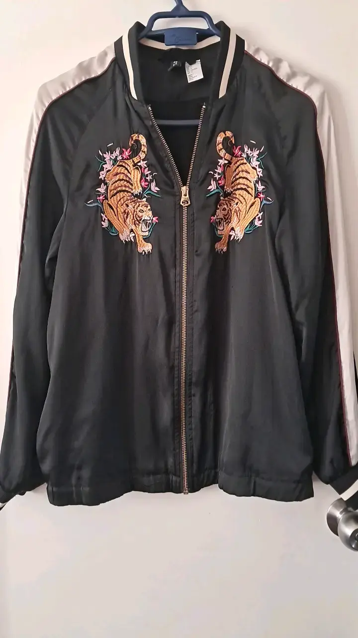 Chaqueta bomber negra con bordado de tigres