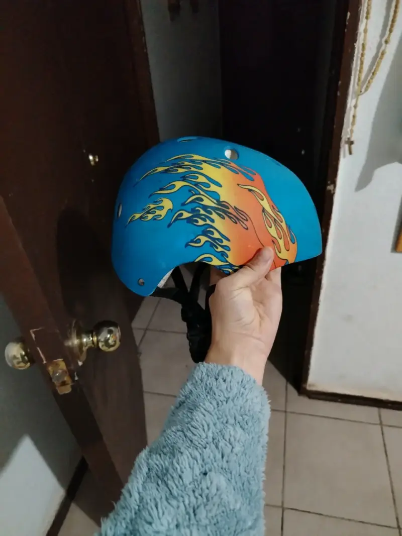 Casco de bicicleta azul con diseño de llamas - 1