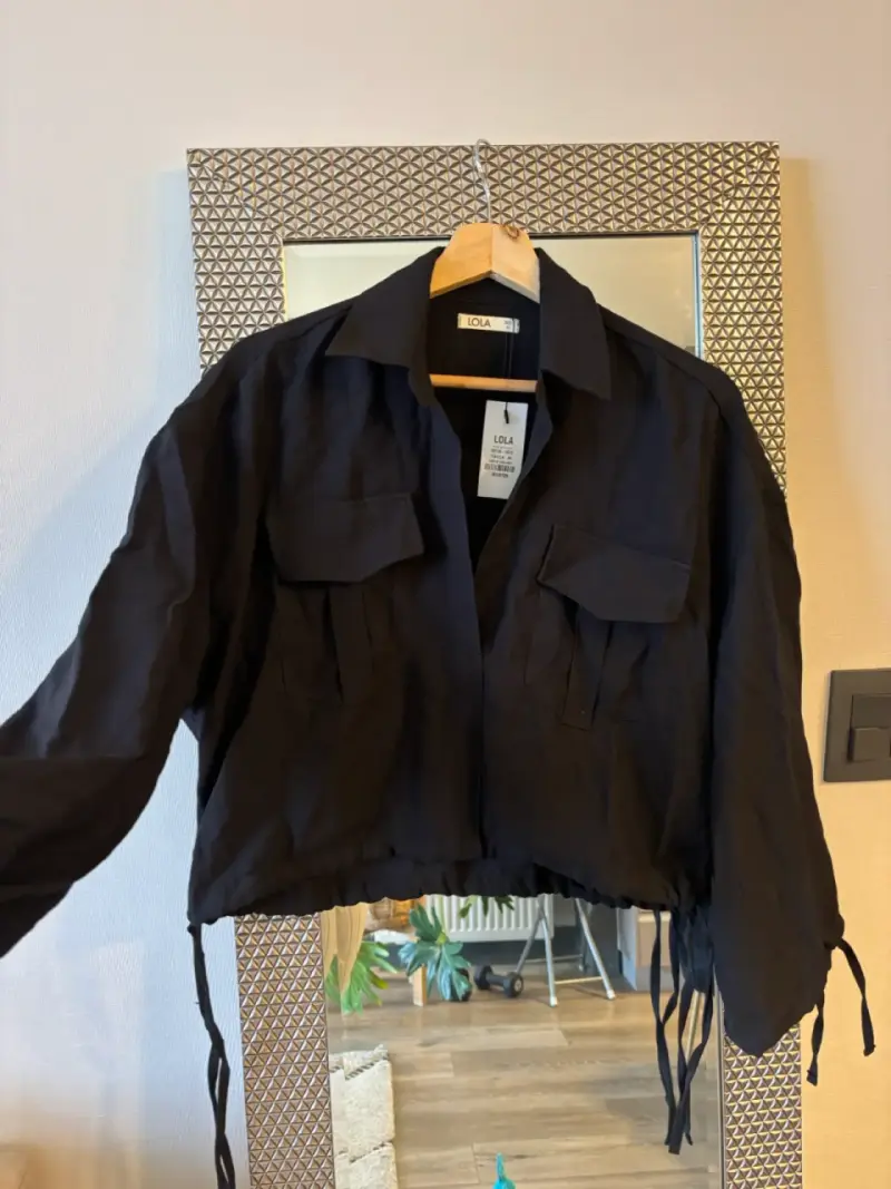 Camisa negra corta marca Lola - 2