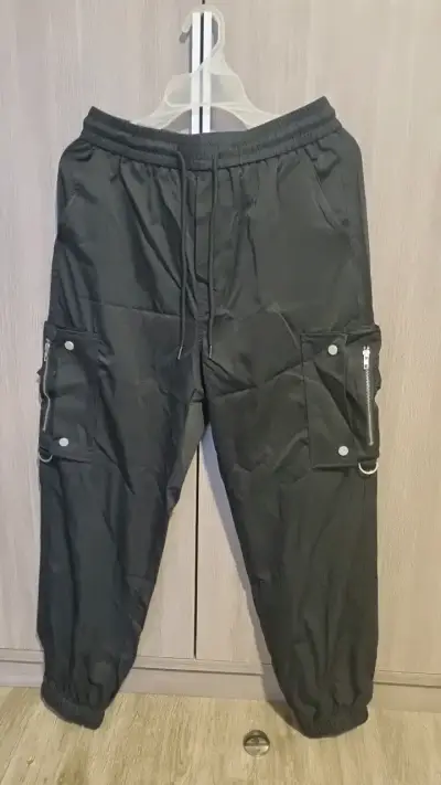 Pantalones cargo negros con bolsillos - miniatura 1