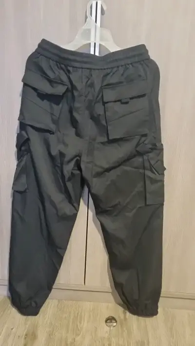 Pantalones cargo negros con bolsillos - miniatura 2