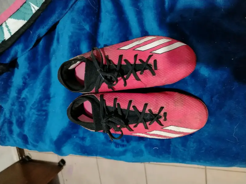 Zapatillas deportivas Adidas rojas para fútbol - 1