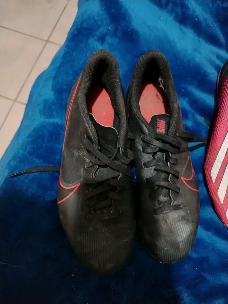 Zapatillas deportivas Adidas rojas para fútbol - 2