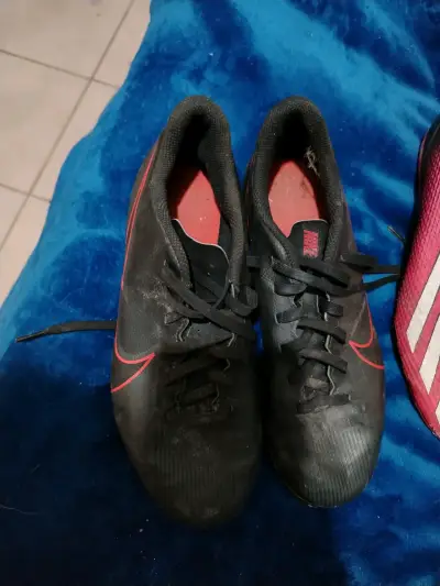 Zapatillas deportivas Adidas rojas para fútbol - miniatura 2