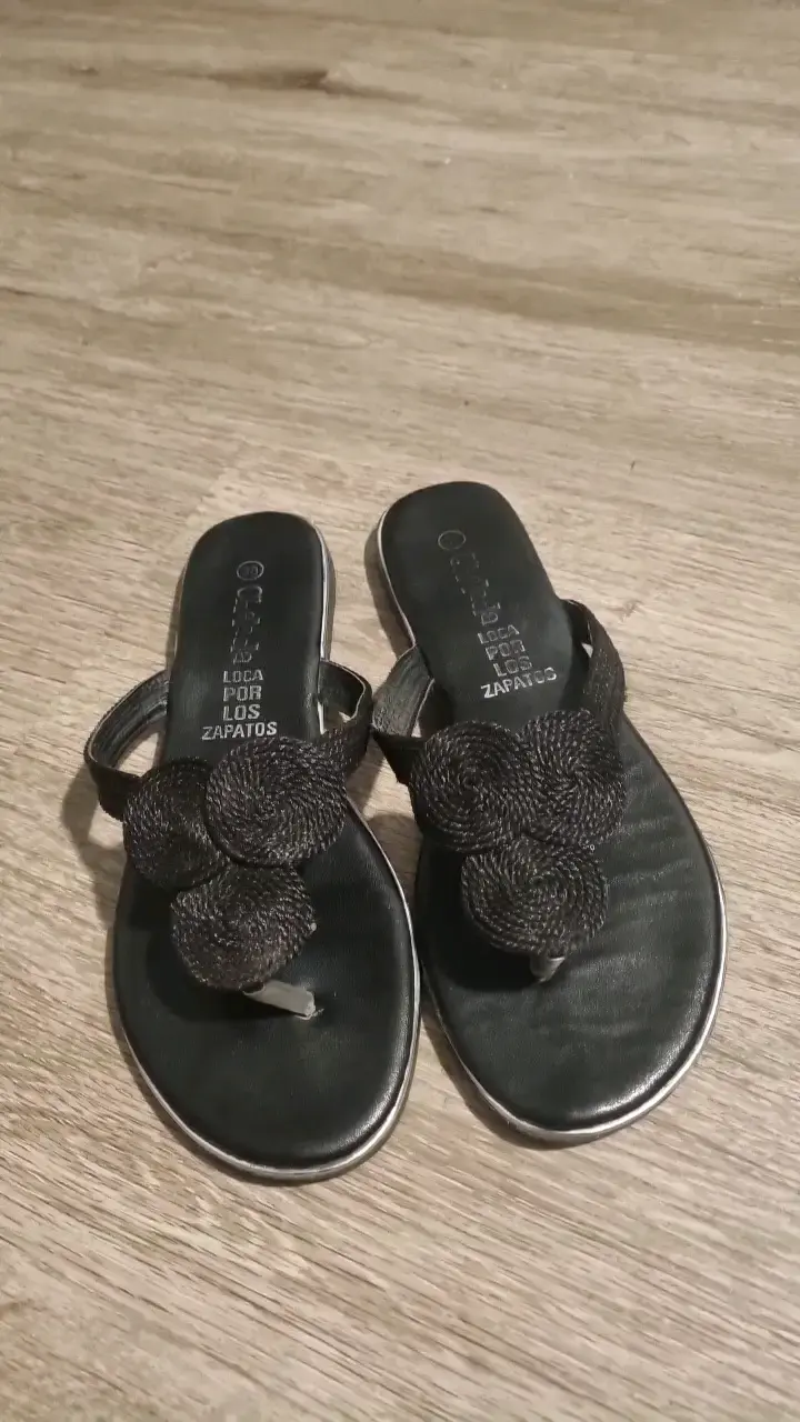 Sandalias negras de mujer con diseño trenzado