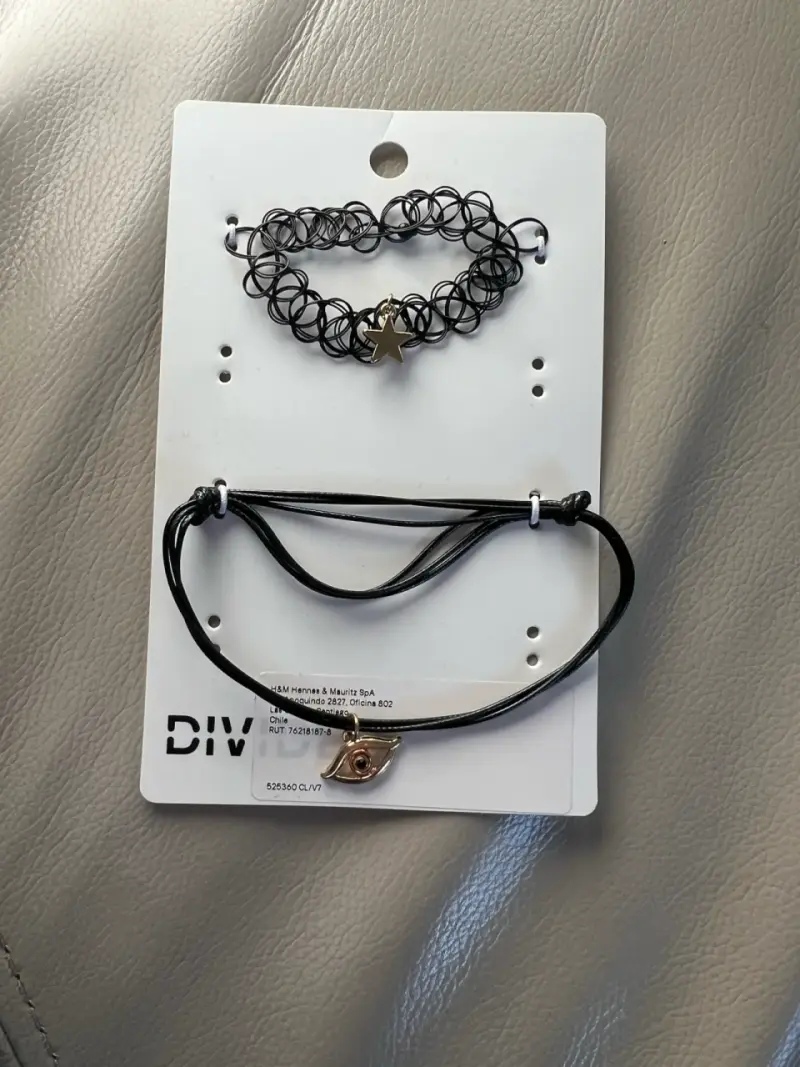 Set de chokers negros con dijes