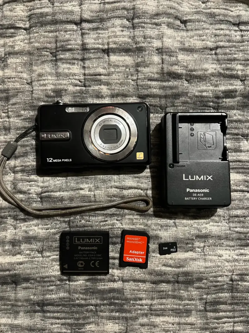 Cámara Panasonic Lumix 12MP con accesorios - 1