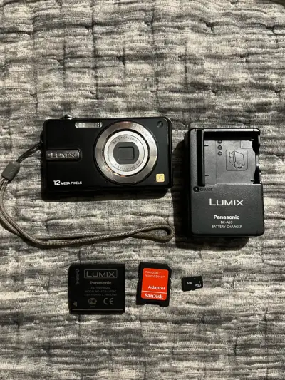 Cámara Panasonic Lumix 12MP con accesorios - miniatura 1