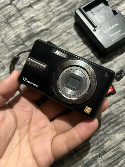 Cámara Panasonic Lumix 12MP con accesorios - miniatura 2