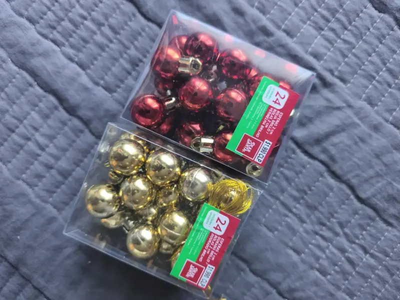 Set de esferas navideñas rojas y doradas