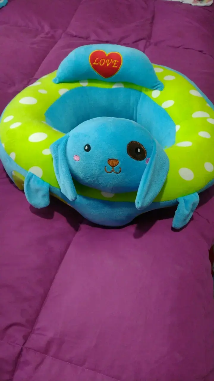 Asiento infantil de peluche con diseño de conejo