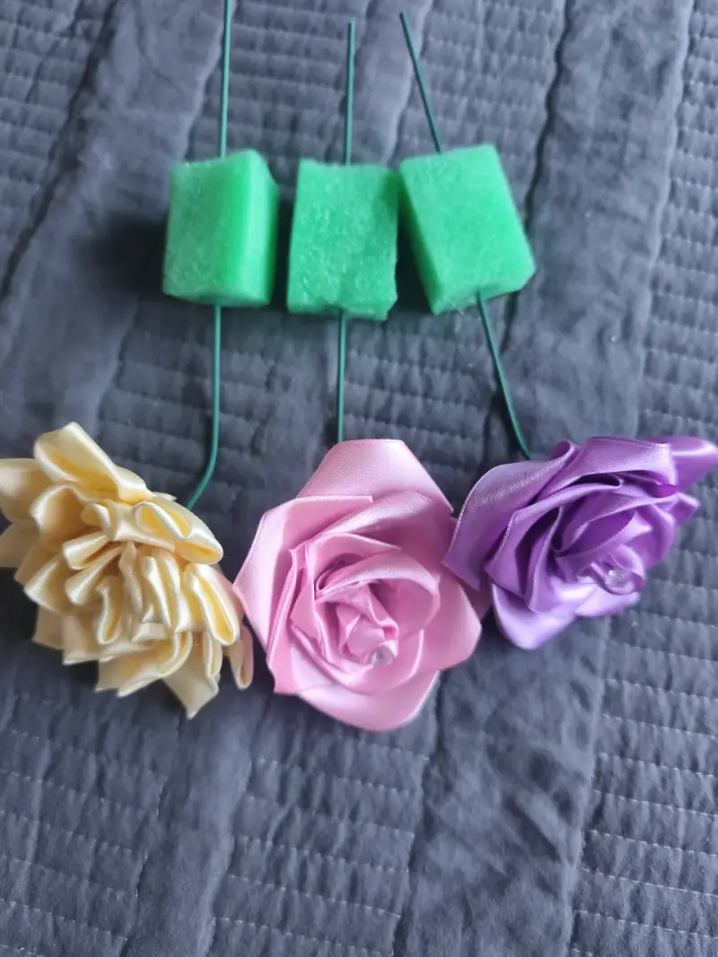 Flores decorativas de tela en colores pastel