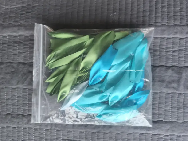 Hojas decorativas de tela verde y azul