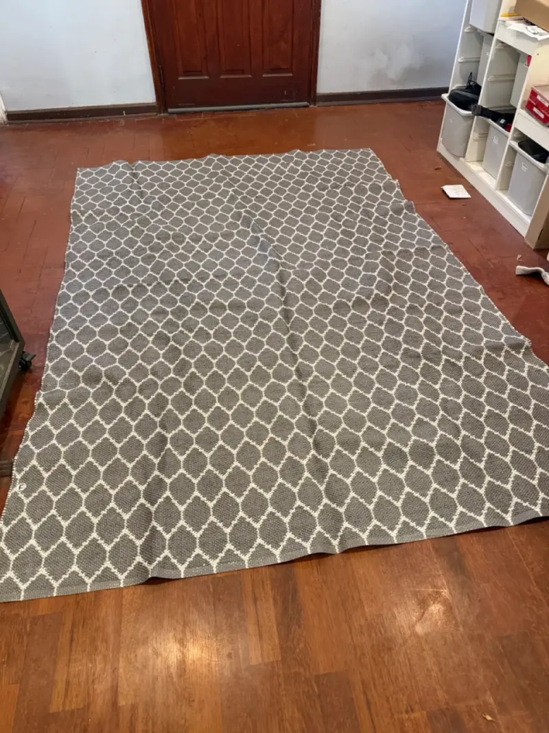 Alfombra gris con diseño geométrico - 1