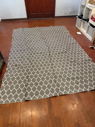 Alfombra gris con diseño geométrico - miniatura 1