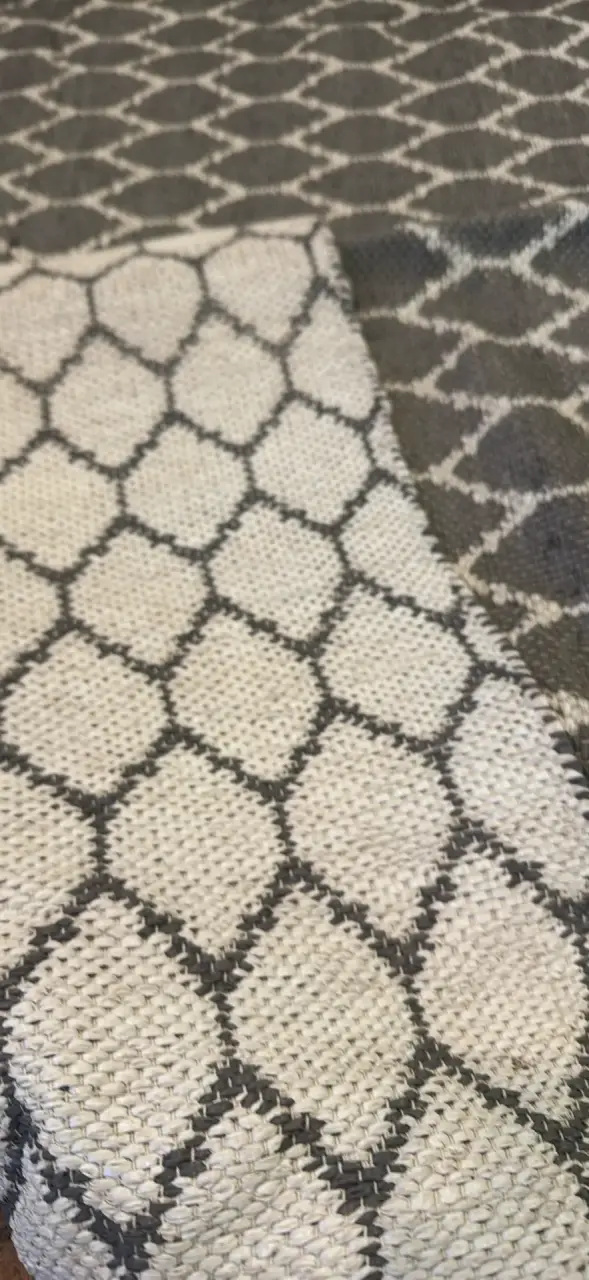 Alfombra gris con diseño geométrico - 2